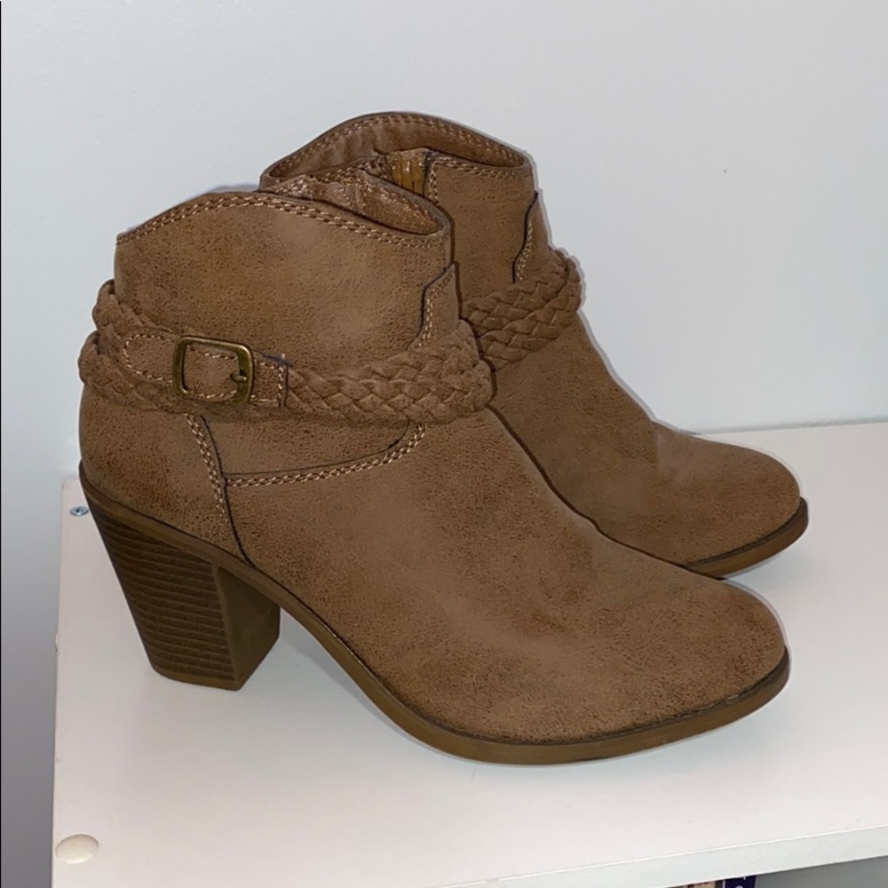 Brown boots with braided piece